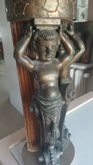 Peana de bronce y madera