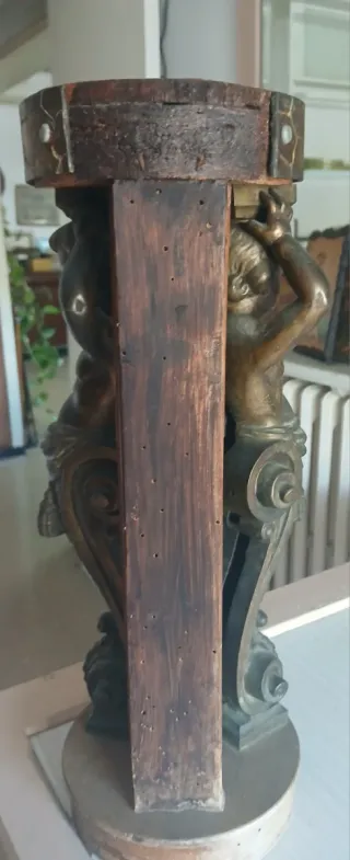 Peana de bronce y madera