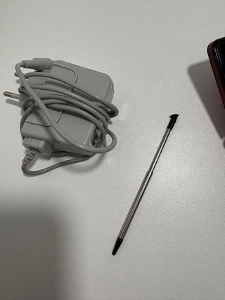 Nintendo 3DS Roja + Cargador y Lápiz