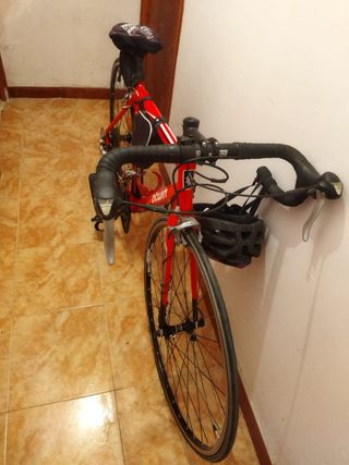 Bicicleta BTWIN rossa pronta per la competizione