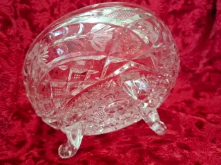 Centro de cristal tallado con patas