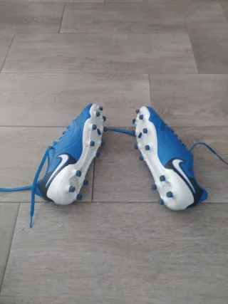 Botas de Fútbol Azules y Negras