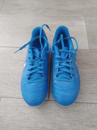Botas de Fútbol Azules y Negras