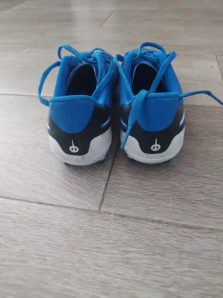 Botas de Fútbol Azules y Negras