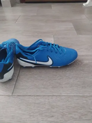 Botas de Fútbol Azules y Negras