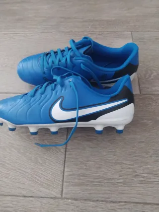 Botas de Fútbol Azules y Negras