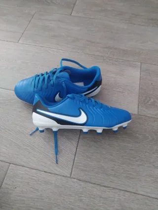 Botas de Fútbol Azules y Negras