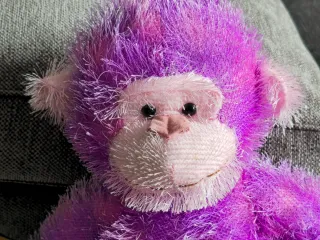 Peluche mono morado suave diseño Russ Berrie