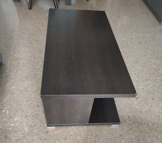 Mesa de centro de color wengue.