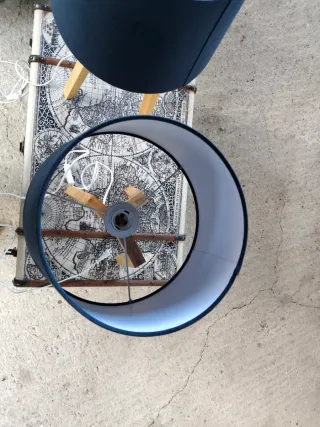 Lámparas de mesa azules.