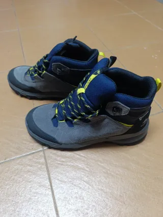 Botas de Montaña Azul y Gris