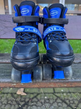 Patines en línea azules y negros