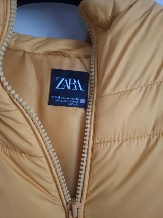 Anorak amarillo con capucha