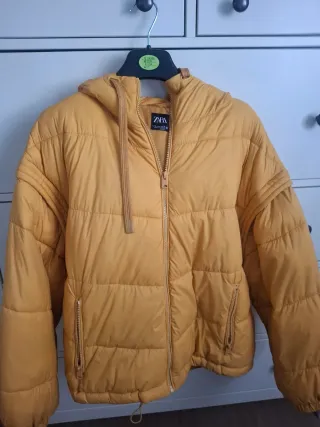 Anorak amarillo con capucha
