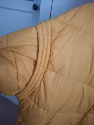 Anorak amarillo con capucha