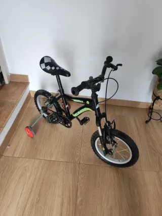 Bicicleta infantile nera con ruotine e sospensione