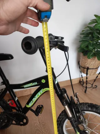 Bicicleta infantile nera con ruotine e sospensione