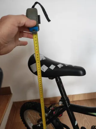 Bicicleta infantile nera con ruotine e sospensione