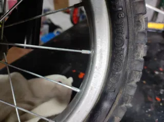 Bicicleta infantile nera con ruotine e sospensione