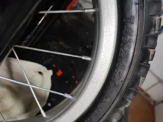 Bicicleta infantile nera con ruotine e sospensione