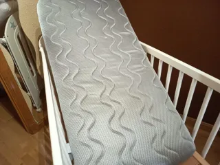 Cuna de bebé con colchón