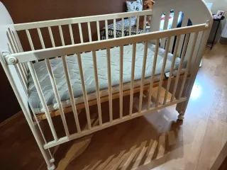 Cuna de bebé con colchón