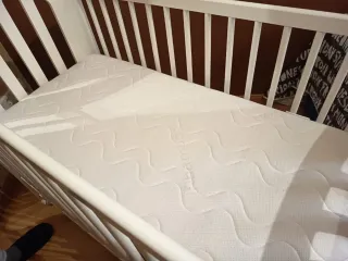 Cuna de bebé con colchón