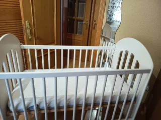 Cuna de bebé con colchón