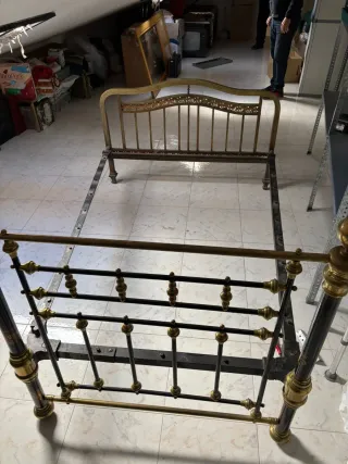 Cama antigua metal dorada y negra