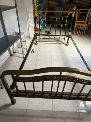 Cama antigua metal dorada y negra