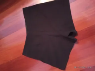 Falda pantalón negra con ojales