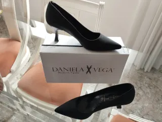 Zapatos de tacón Daniela Vega negros y de piel.