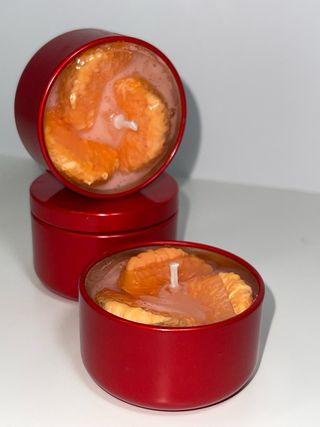 Velas aromáticas naranjas y rojas