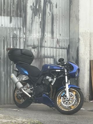 Yamaha FZS600 Cafe Racer Azul
