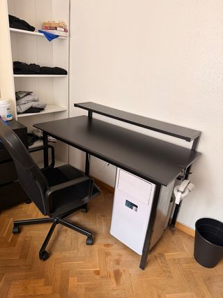 Escritorio juvenil negro con balda
