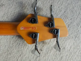 Status Shark Basso 4 Corde