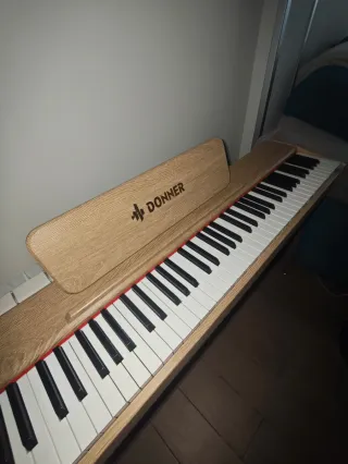 Piano Donner DDP 60 con teclas semipesadas