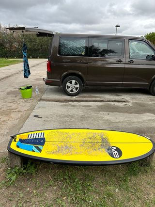 Tabla de surf amarilla