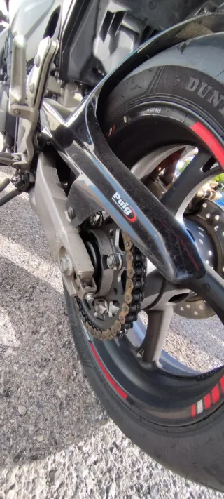 Moto Honda Roja con Baúl