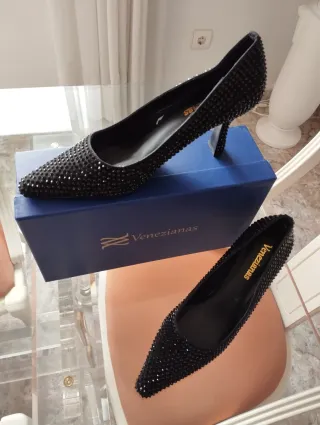 Zapatos de tacón Venezianas negros con pedrería