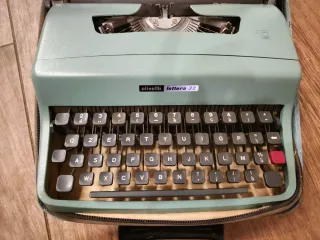 Macchina da scrivere Olivetti Lettera 32