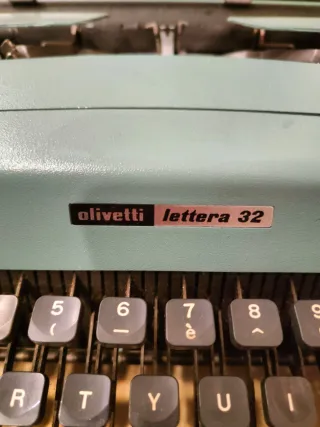 Macchina da scrivere Olivetti Lettera 32