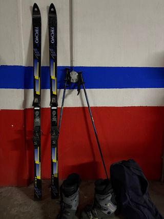 Palos de esquí y botas