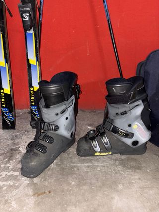 Palos de esquí y botas