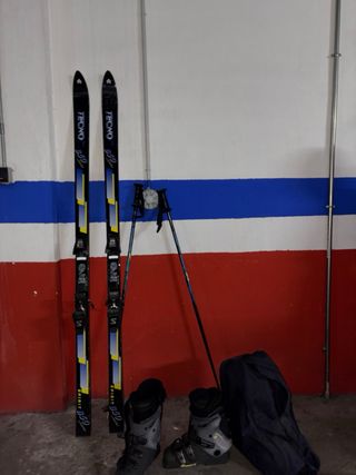Palos de esquí y botas
