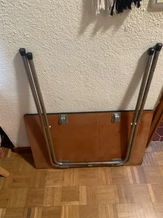 Mesa plegable de madera y plástico