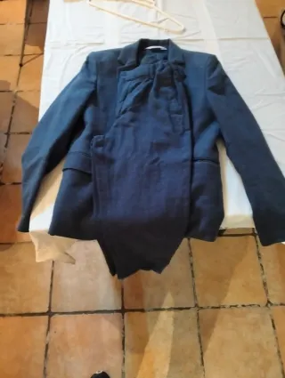 Traje de chaqueta y pantalón azul/gris de niños.