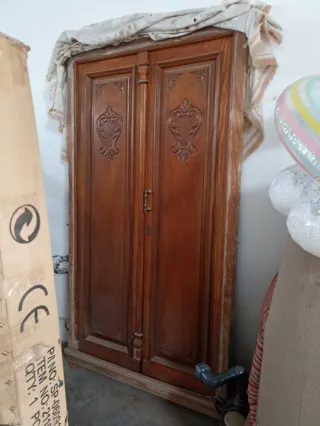 Puerta de entrada de madera tallada
