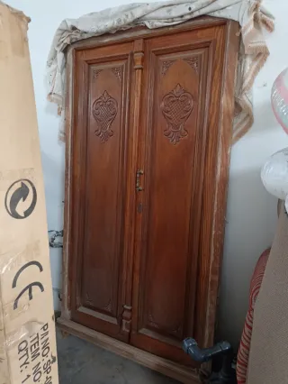 Puerta de entrada de madera tallada