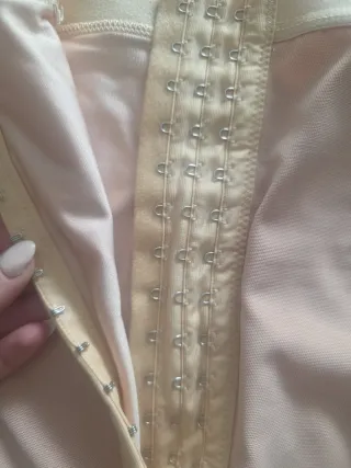 Faja moldeadora beige con cremallera